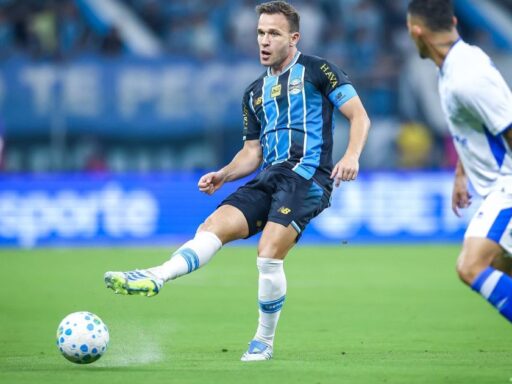 O meio-campista Arthur Melo em campo pelo Grêmio.