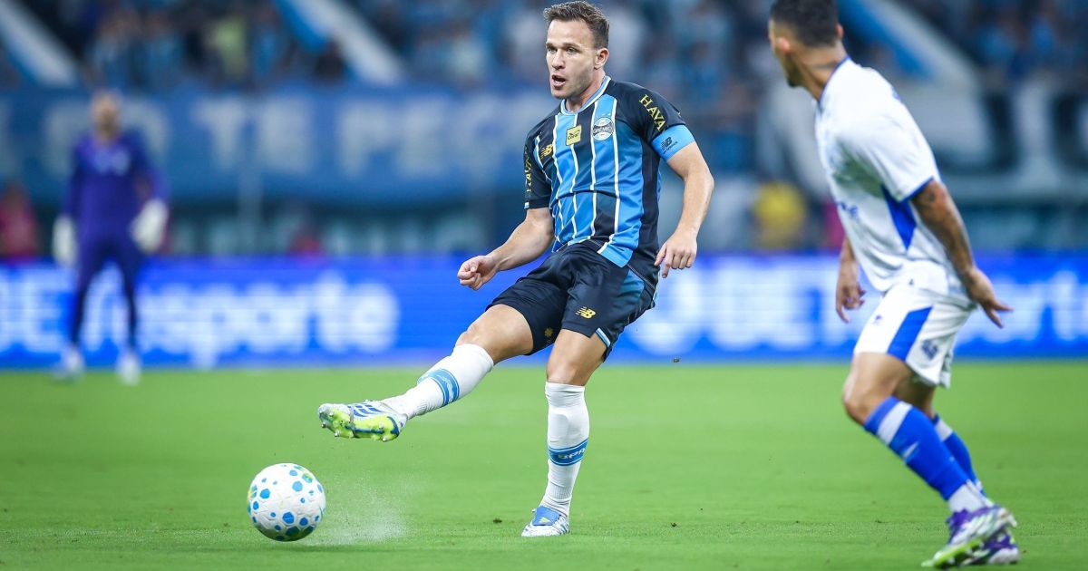 O meio-campista Arthur Melo em campo pelo Grêmio.