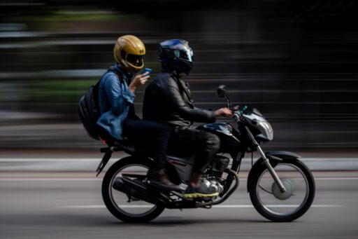 Governo lança linha de crédito para entregadores comprarem motos e bicicletas elétricas em contexto de Política Econômica