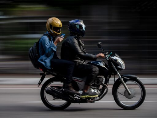 Governo lança linha de crédito para entregadores comprarem motos e bicicletas elétricas em contexto de Política Econômica