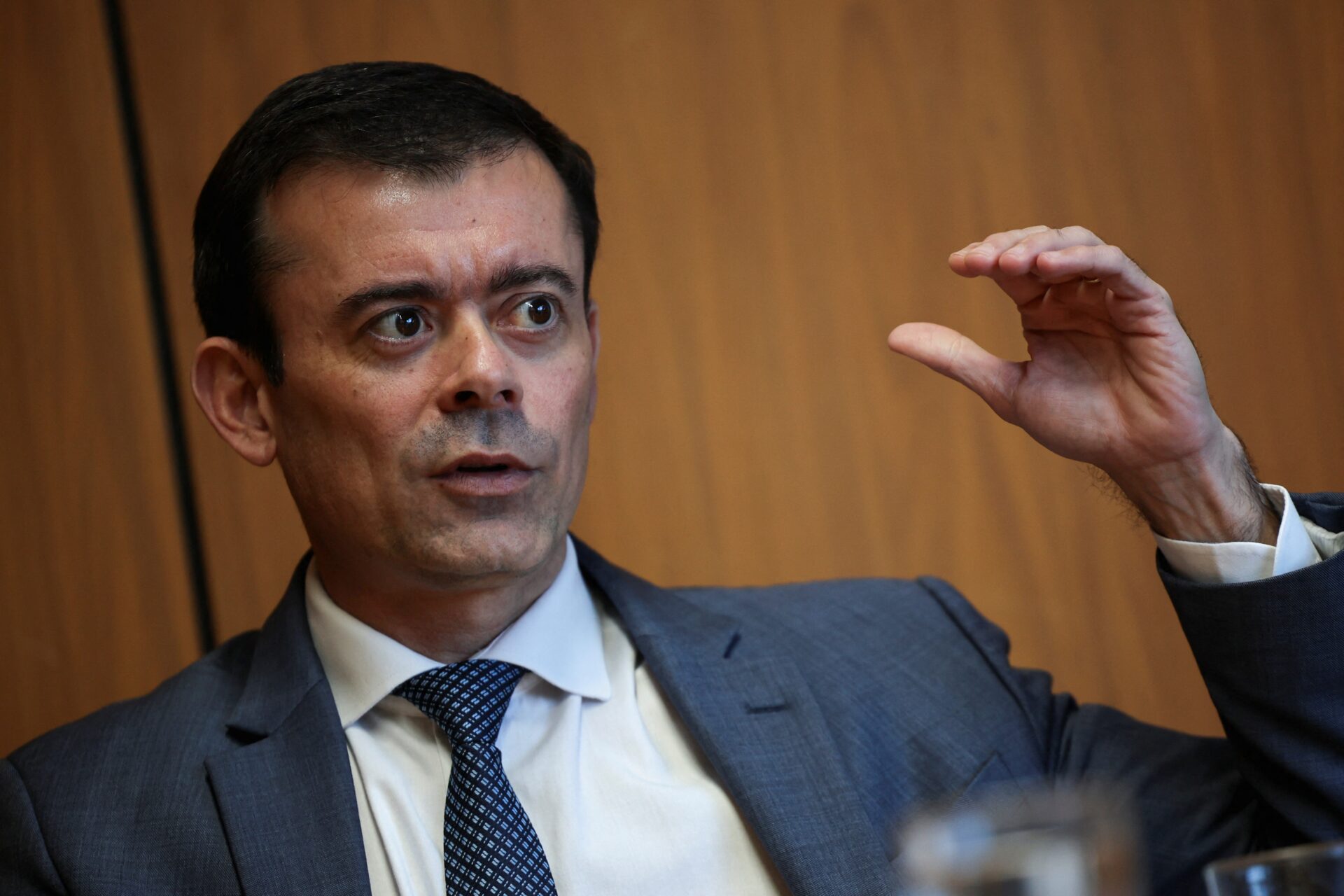 Governo planeja encerrar subsídios a combustíveis com estabilização do petróleo em contexto de Política Econômica