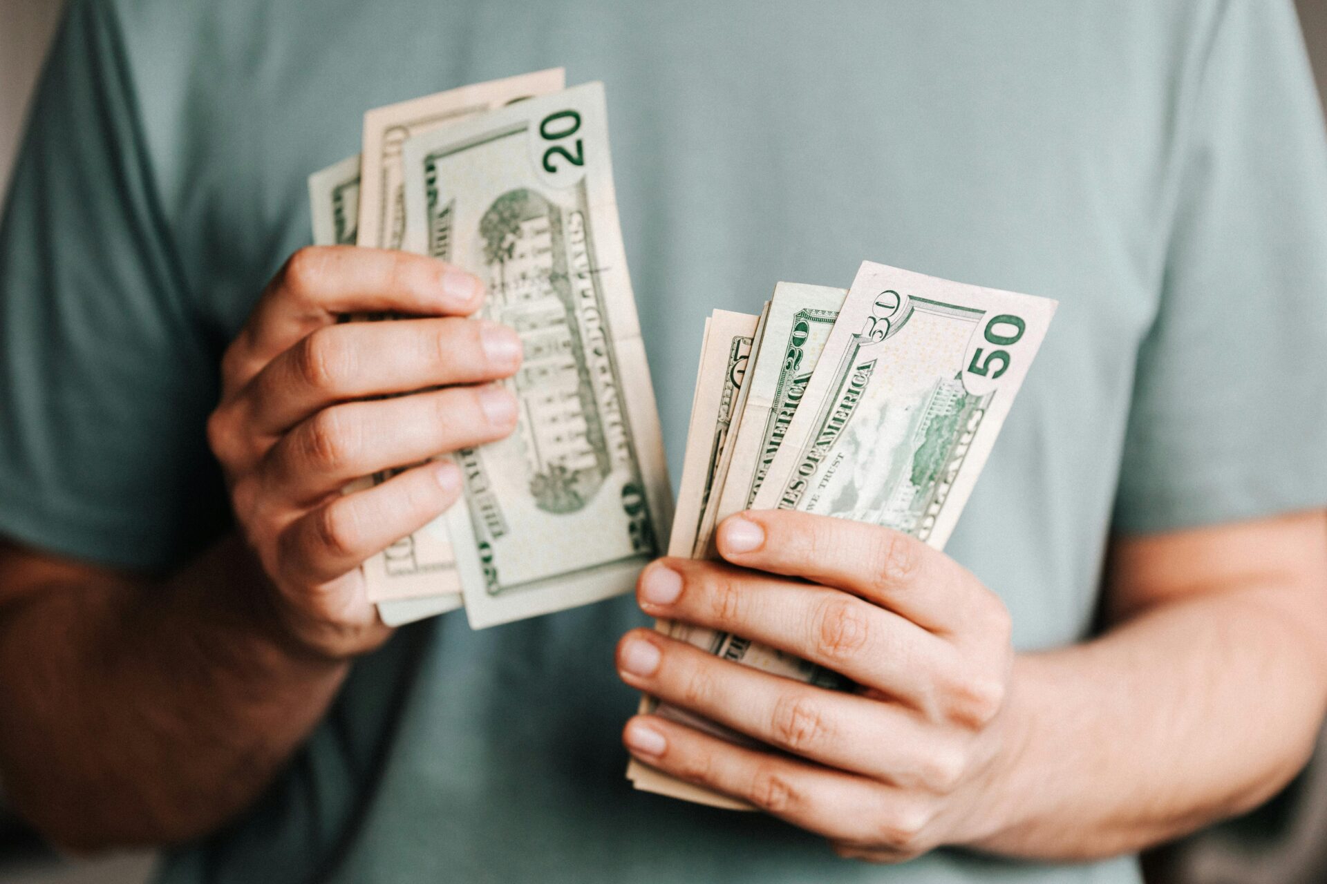 Ibovespa recua com queda do petróleo; dólar sobe em dia de cautela política em contexto de Política Econômica