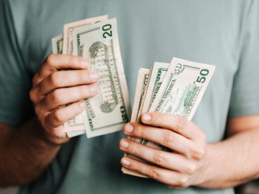 Ibovespa recua com queda do petróleo; dólar sobe em dia de cautela política em contexto de Política Econômica