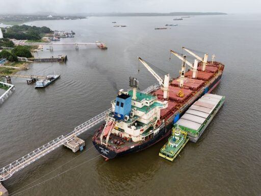 Trator realizando a colheita de milho em lavoura de Mato Grosso.