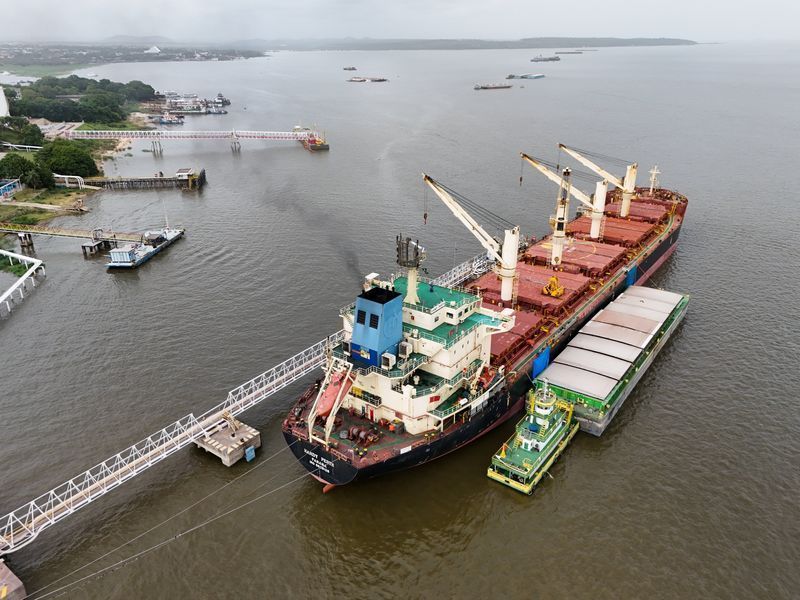 Trator realizando a colheita de milho em lavoura de Mato Grosso.