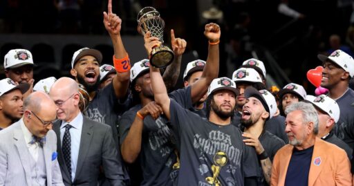 Jalen Brunson segurando o troféu de MVP das Finais da NBA.
