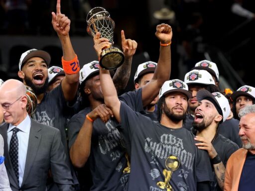 Jalen Brunson segurando o troféu de MVP das Finais da NBA.