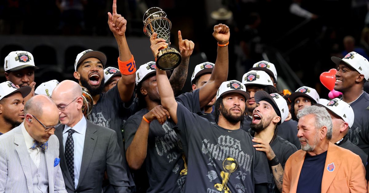 Jalen Brunson segurando o troféu de MVP das Finais da NBA.