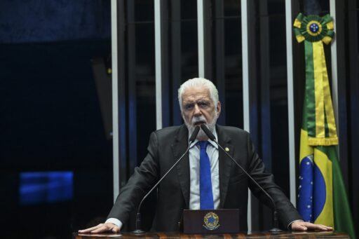 Senador Jaques Wagner durante sessão no Senado Federal.