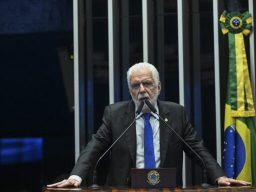 Senador Jaques Wagner durante sessão no Senado Federal.