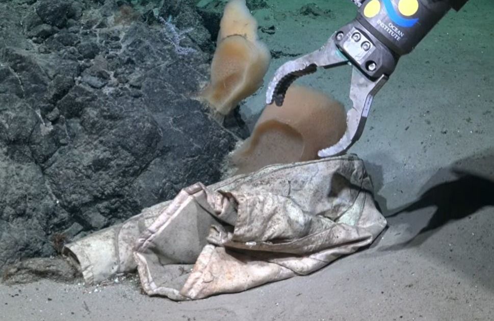 Jaqueta encontrada por drone submarino a 3 mil metros de profundidade.