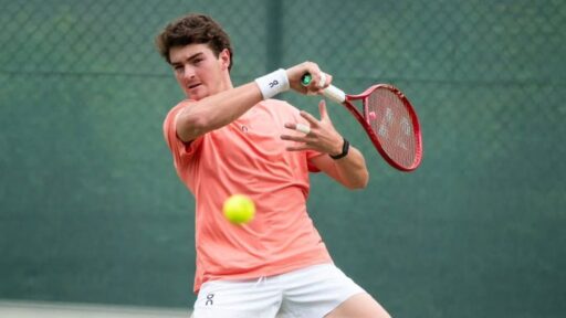 O tenista brasileiro João Fonseca em quadra durante torneio ATP.