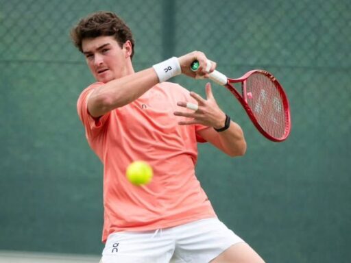 O tenista brasileiro João Fonseca em quadra durante torneio ATP.