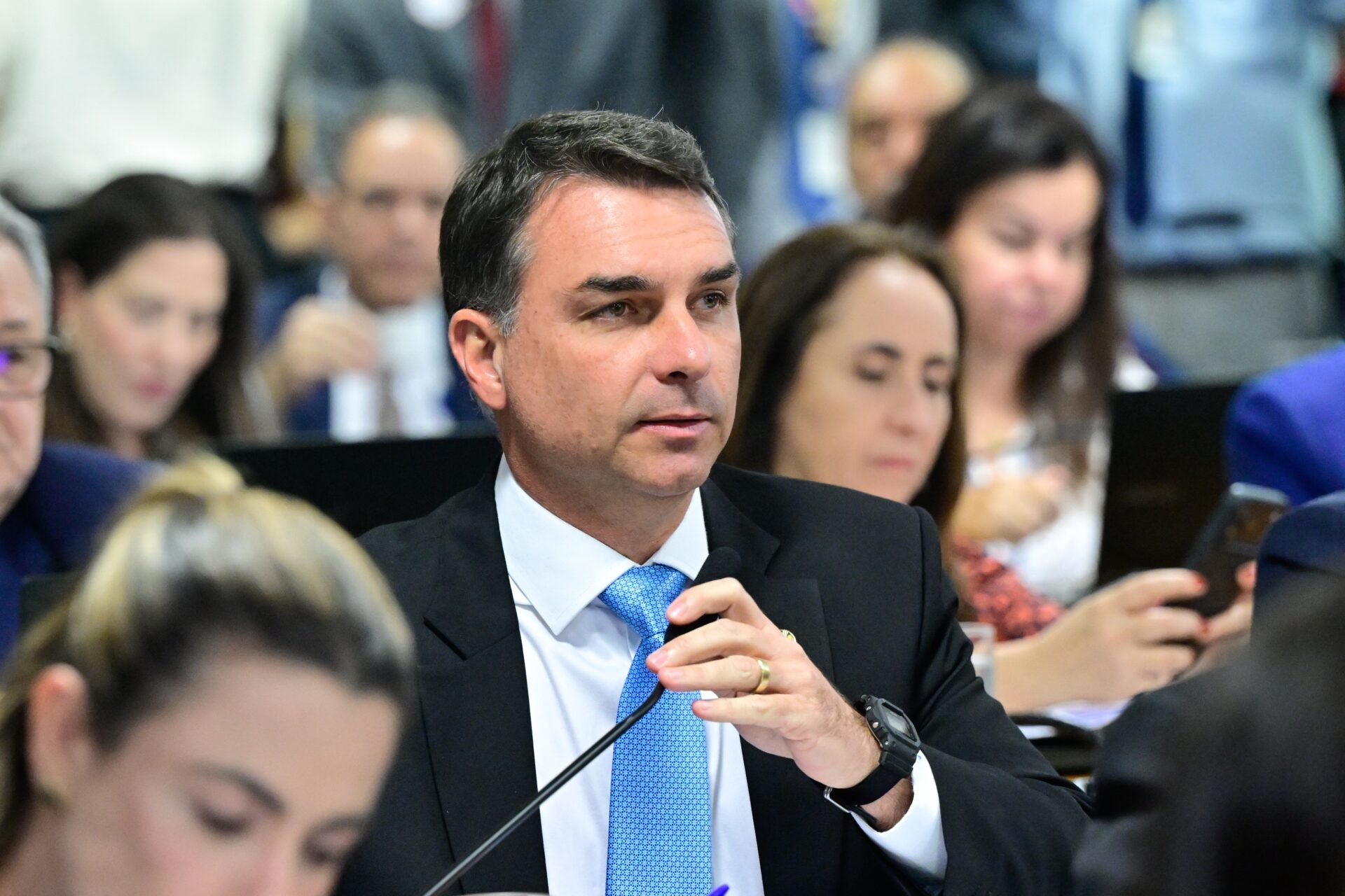 Kassio Nunes Marques suspende divulgação de pesquisa AtlasIntel após pedido de Flávio Bolsonaro em contexto de Política Econômica