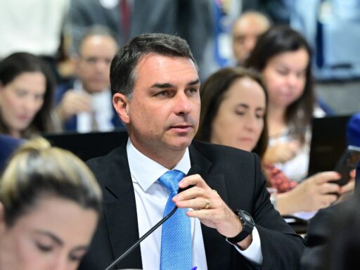 Kassio Nunes Marques suspende divulgação de pesquisa AtlasIntel após pedido de Flávio Bolsonaro em contexto de Política Econômica