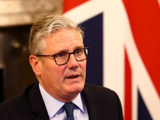 Primeiro-ministro Keir Starmer em reunião sobre investimentos em defesa.