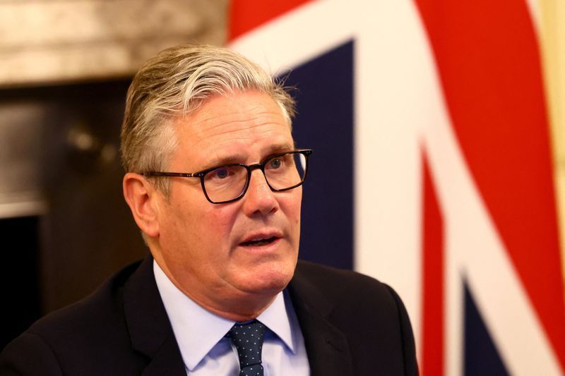 Primeiro-ministro Keir Starmer em reunião sobre investimentos em defesa.