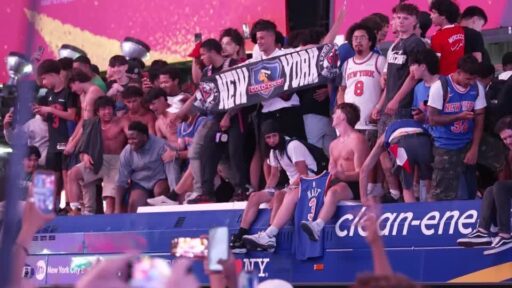 Torcedores do New York Knicks comemoram título da NBA nas ruas.