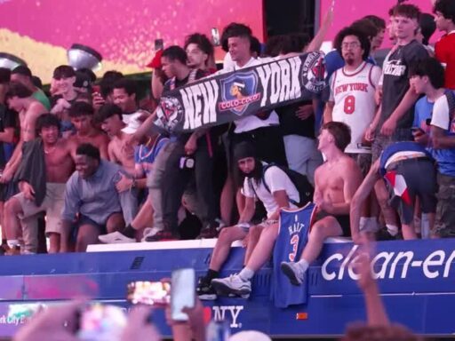 Torcedores do New York Knicks comemoram título da NBA nas ruas.