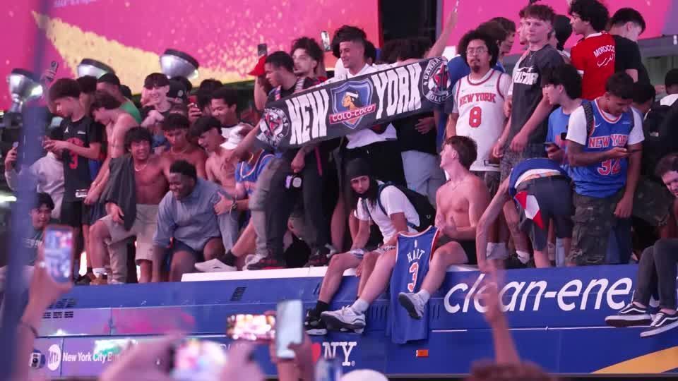 Torcedores do New York Knicks comemoram título da NBA nas ruas.