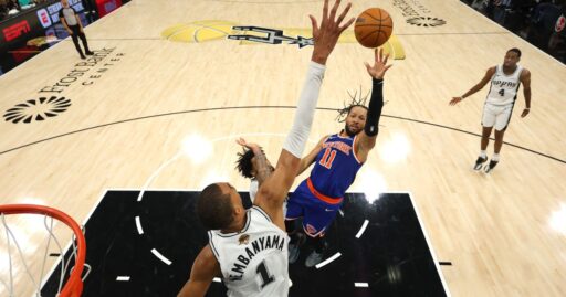 Jalen Brunson em quadra durante a vitória dos Knicks sobre os Spurs nas Finais da NBA.