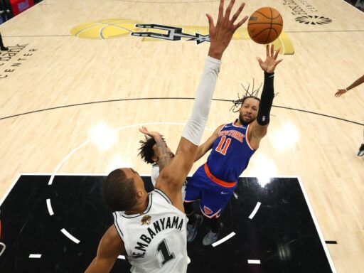 Jalen Brunson em quadra durante a vitória dos Knicks sobre os Spurs nas Finais da NBA.