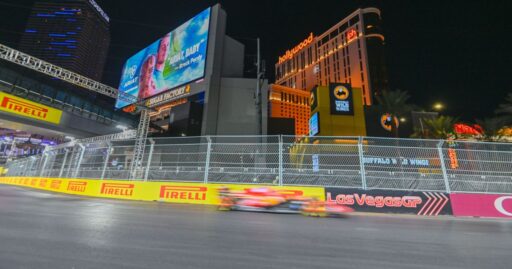 Carros de Fórmula 1 correndo na Las Vegas Strip.