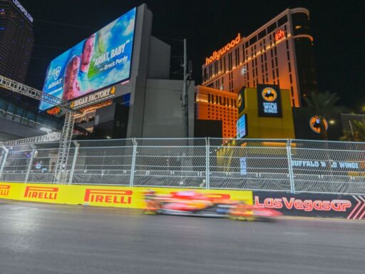 Carros de Fórmula 1 correndo na Las Vegas Strip.