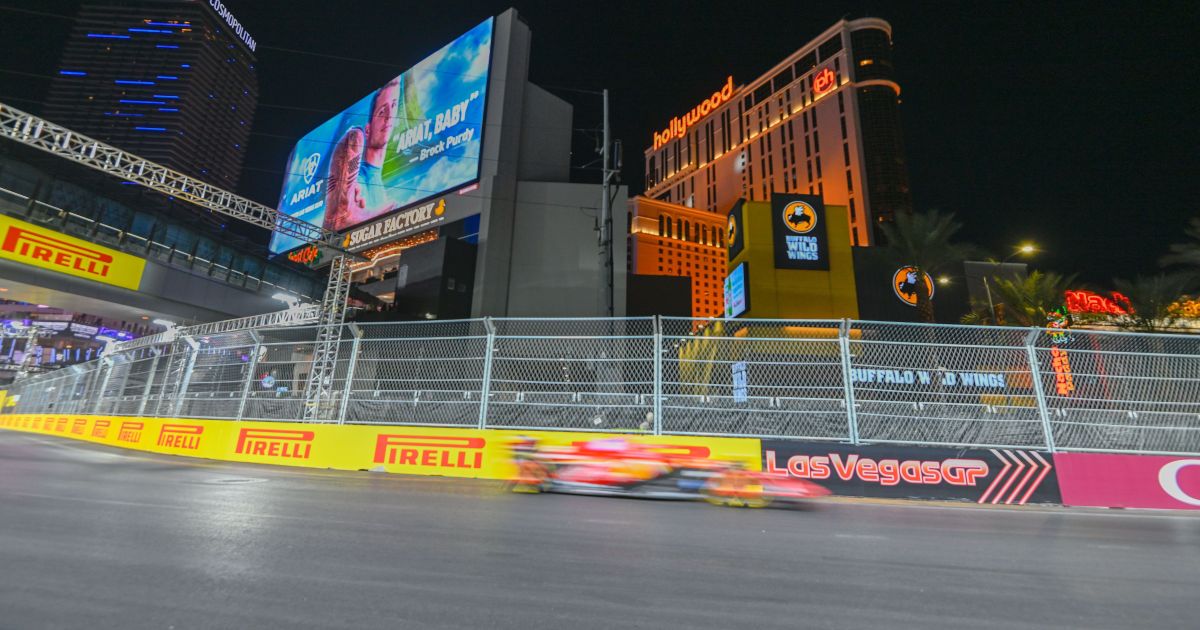 Carros de Fórmula 1 correndo na Las Vegas Strip.
