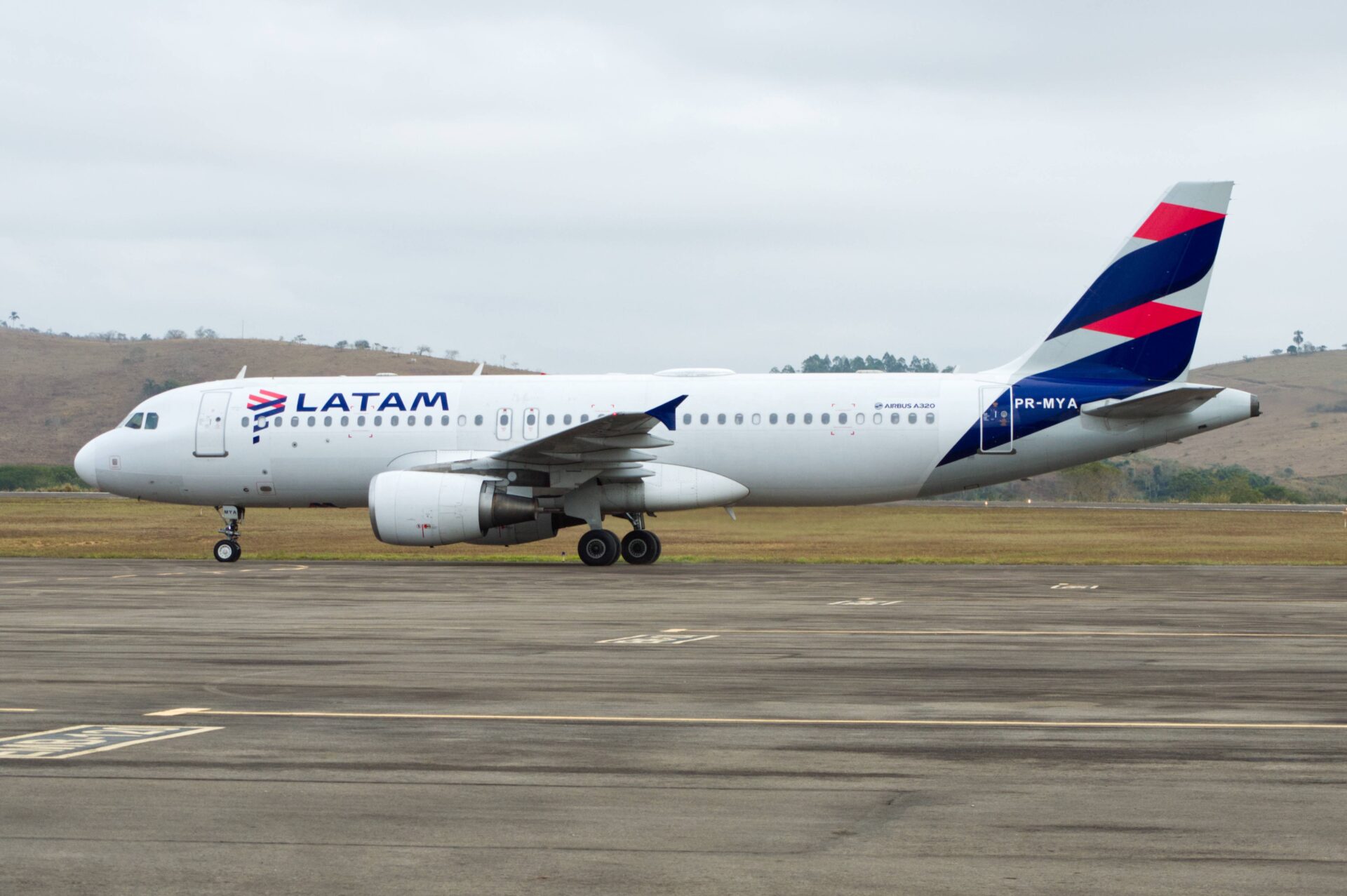 Latam reduz oferta de voos em junho e julho devido à alta nos custos de combustível em contexto de Política Econômica