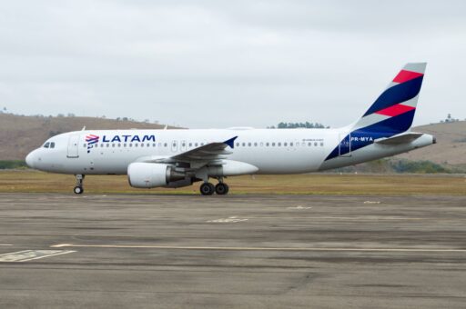 Latam reduz oferta de voos em junho e julho devido à alta nos custos de combustível em contexto de Política Econômica