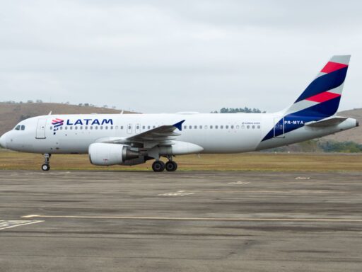 Latam reduz oferta de voos em junho e julho devido à alta nos custos de combustível em contexto de Política Econômica