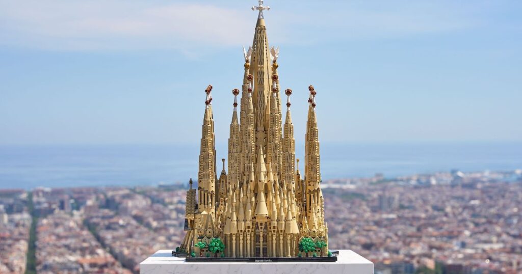 Réplica em miniatura da Sagrada Família feita com peças da Lego.
