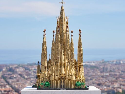 Réplica em miniatura da Sagrada Família feita com peças da Lego.