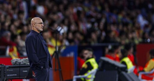 Técnico Luis de La Fuente durante entrevista coletiva da seleção espanhola.