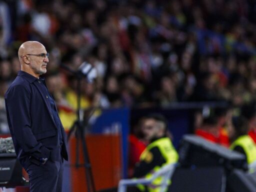 Técnico Luis de La Fuente durante entrevista coletiva da seleção espanhola.