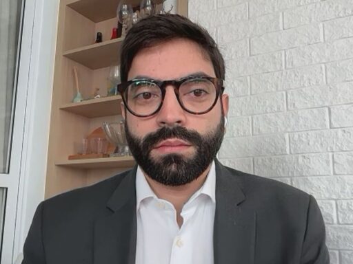 Representação de regulação de plataformas digitais e big techs.