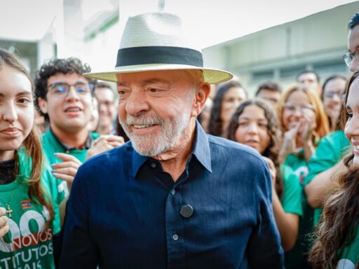 Lula atribui proposta de tarifa de 25% dos EUA à família Bolsonaro e chama senador de 'traidor' em contexto de Política Econômica