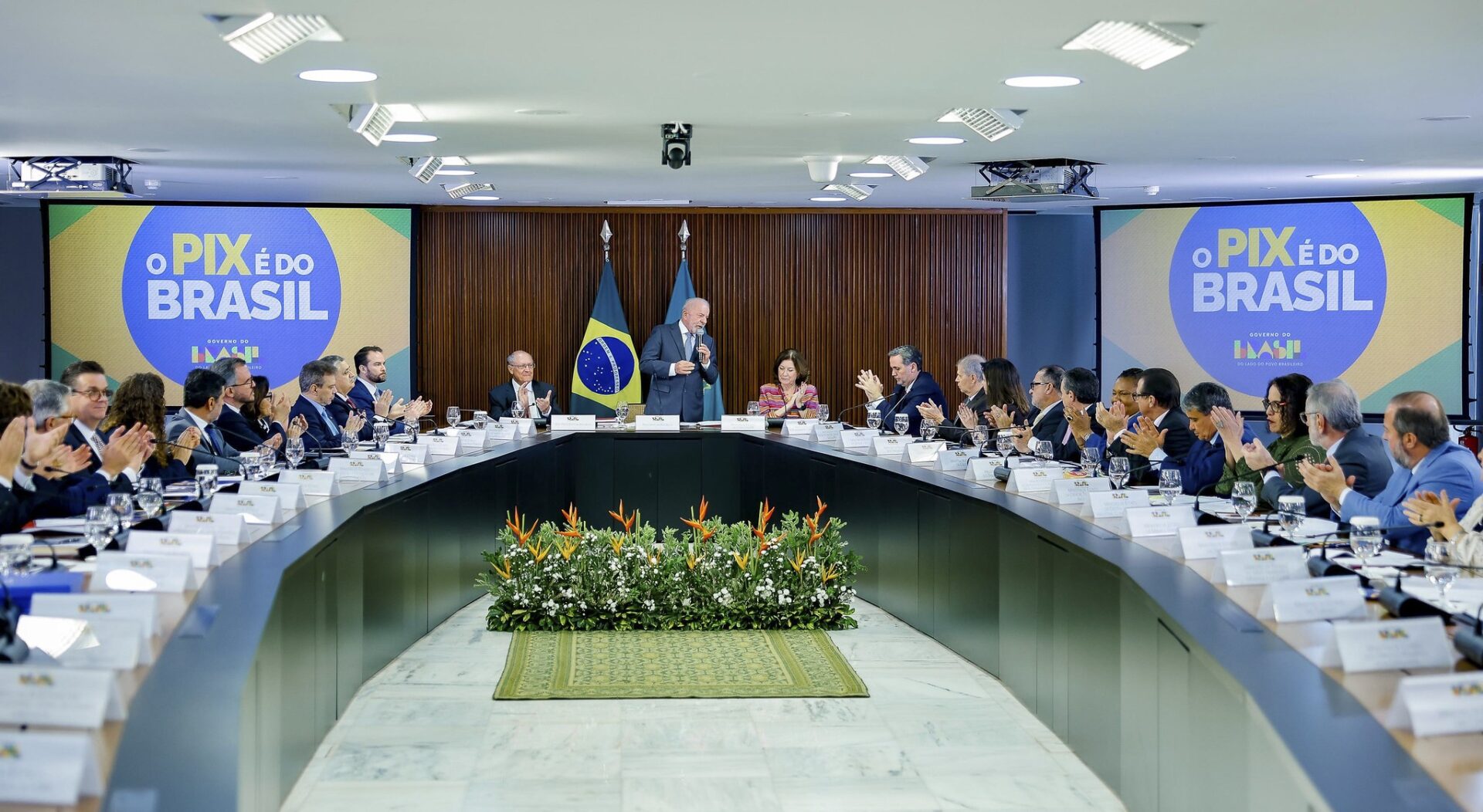 Lula cobra entregas ministeriais antes de restrições eleitorais e defende soberania do Pix em contexto de Política Econômica