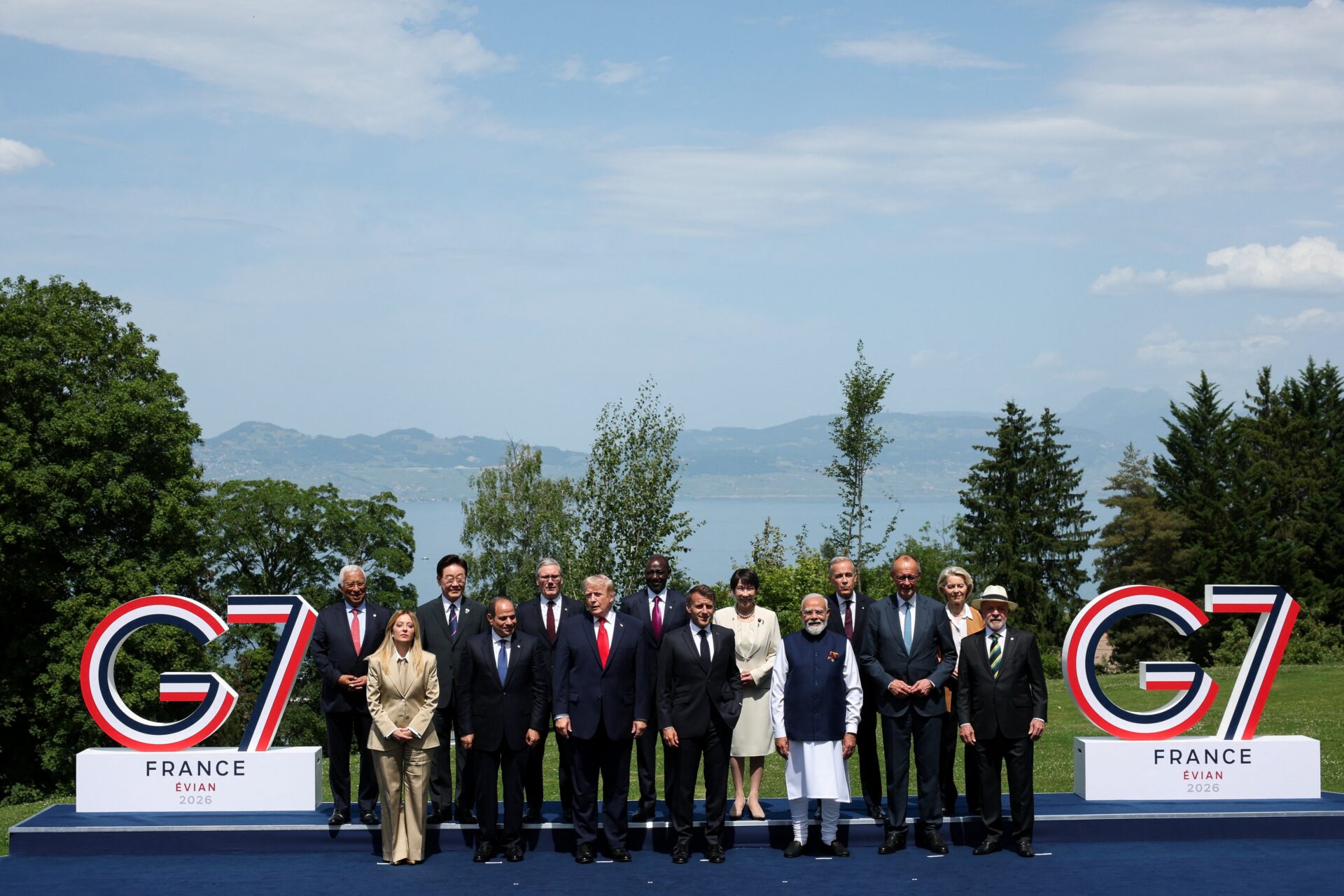 Lula e Trump posam para foto oficial do G7 em meio a tensões comerciais em contexto de Política Econômica