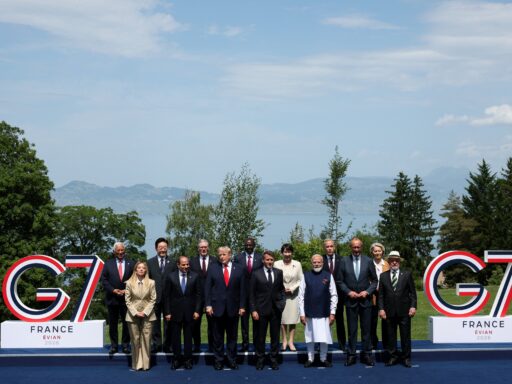 Lula e Trump posam para foto oficial do G7 em meio a tensões comerciais em contexto de Política Econômica