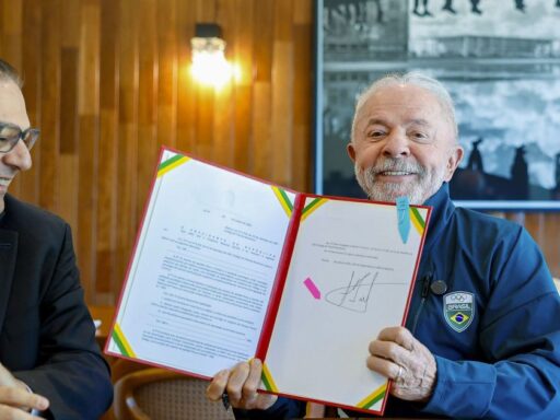 Lula sanciona lei que institui programa CNH do Brasil e permite renovação automática em contexto de Política Econômica