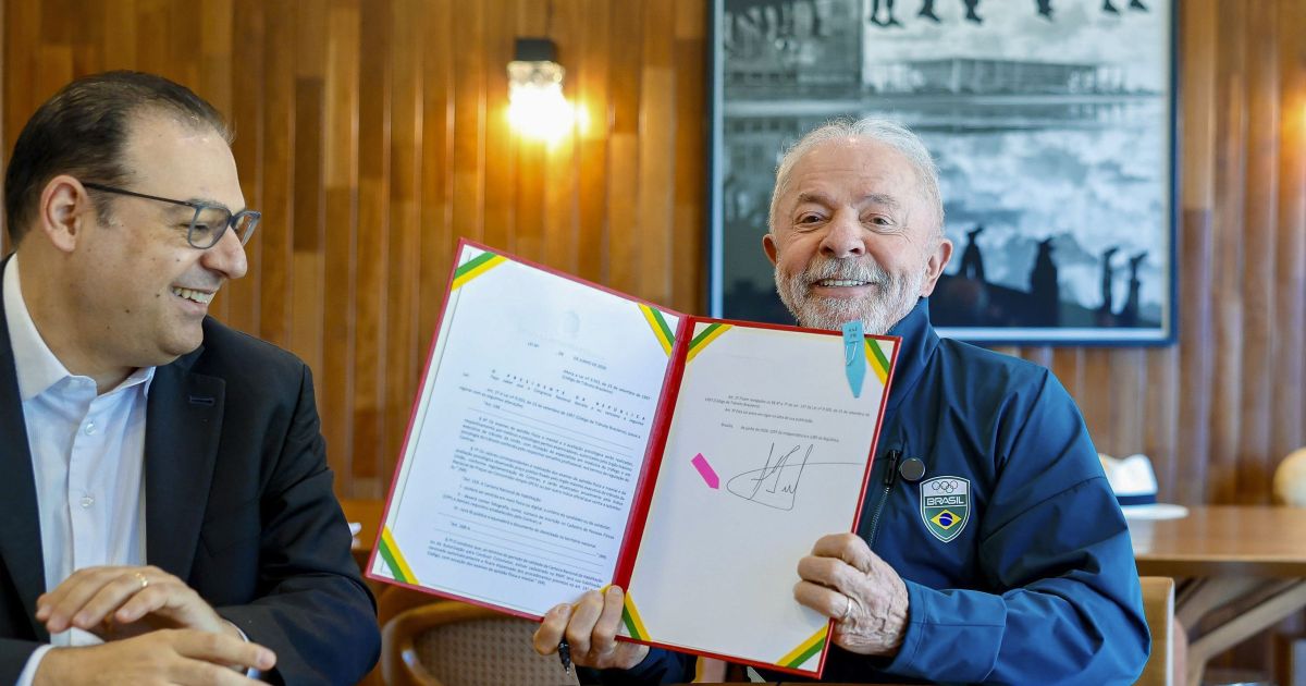 Lula sanciona lei que institui programa CNH do Brasil e permite renovação automática em contexto de Política Econômica