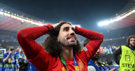 O jogador Marc Cucurella em campo pela seleção espanhola.