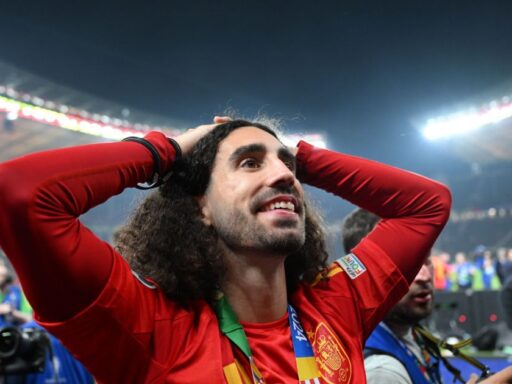 O jogador Marc Cucurella em campo pela seleção espanhola.