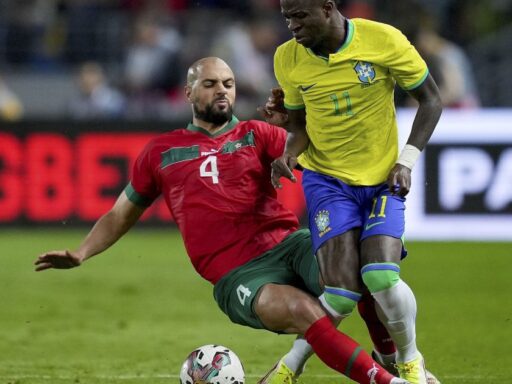 Jogadores da seleção de Marrocos comemorando vitória contra o Brasil.