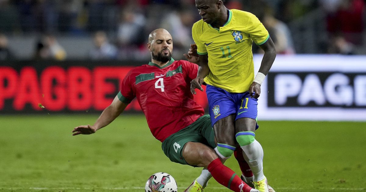 Jogadores da seleção de Marrocos comemorando vitória contra o Brasil.