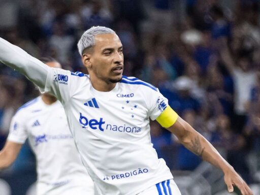 Matheus Pereira em campo pelo Cruzeiro durante partida do Brasileirão.