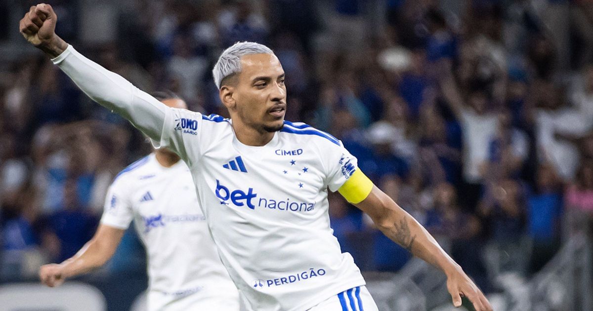 Matheus Pereira em campo pelo Cruzeiro durante partida do Brasileirão.