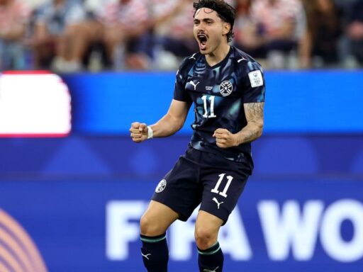 O jogador Maurício comemorando gol pela seleção do Paraguai na Copa do Mundo.
